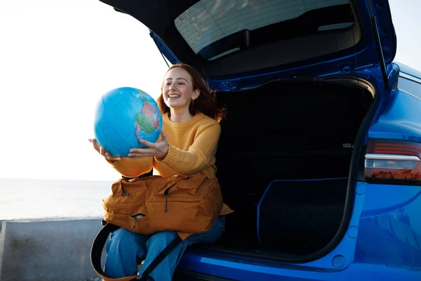 Милая Случайная Женщина Готова Путешествию Глобусом Машине Высокое Качество Фото — стоковое фото