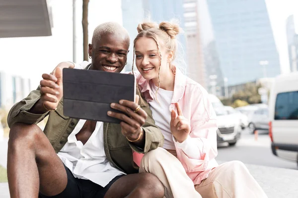 Due Persone Sorridenti Con Tablet All Aperto Foto Alta Qualità — Foto Stock