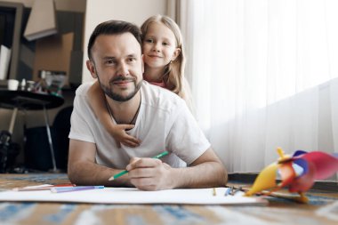 Baba ve kızı evde. Yüksek kalite fotoğraf
