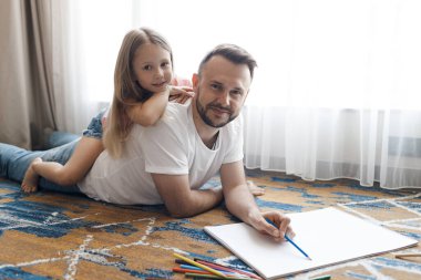 Baba ve kızı evde. Yüksek kalite fotoğraf