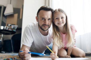 Baba ve kızı evde. Yüksek kalite fotoğraf