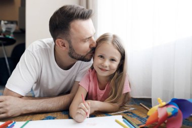 Baba ve kızı evde. Yüksek kalite fotoğraf