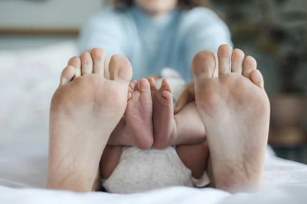 Detailní Maminky Novorozenci Nohy Doma Kvalitní Fotografie — Stock fotografie