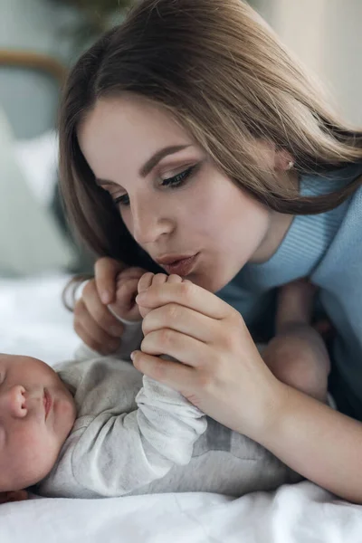 Lycklig Mamma Med Liten Söt Nyfödd Hemma Högkvalitativt Foto — Stockfoto