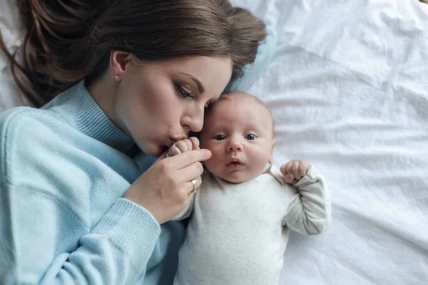 Lycklig Mamma Med Liten Söt Nyfödd Hemma Högkvalitativt Foto — Stockfoto