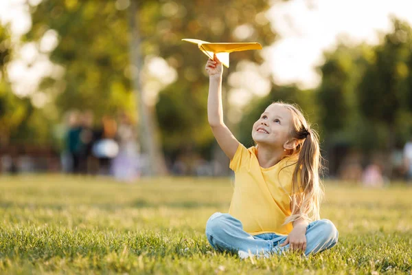 Pequeña Linda Chica Con Avión Papel Aire Libre Foto Alta — Foto de Stock