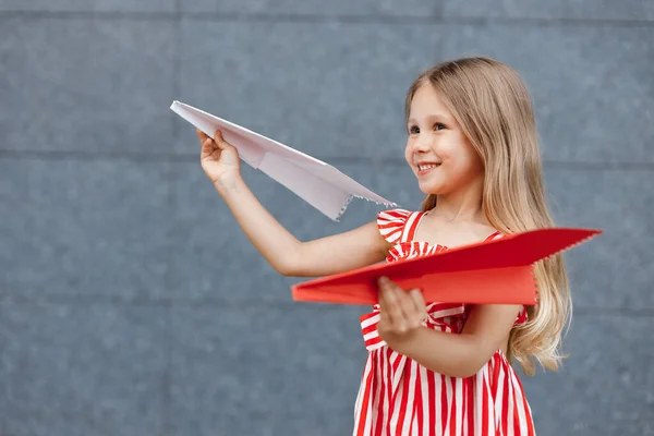 Pequeña Linda Chica Con Avión Papel Aire Libre Foto Alta — Foto de Stock