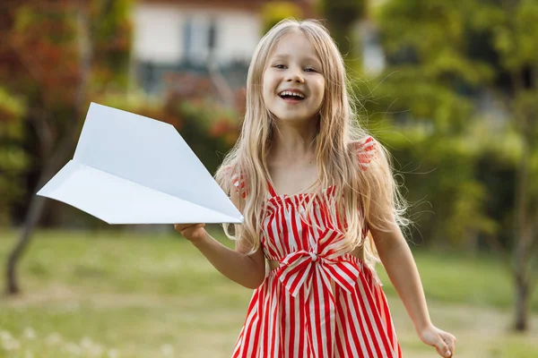 Kis Aranyos Lány Papírrepülővel Szabadban Kiváló Minőségű Fénykép — Stock Fotó