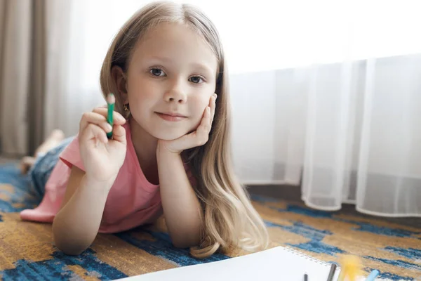 Bella Bambina Che Disegna Casa Foto Alta Qualità — Foto Stock