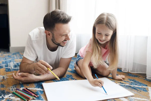 Baba ve kızı evde. Yüksek kalite fotoğraf