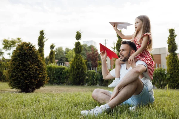 Happy Father Daughter Paper Airplane Outdoor High Quality Photo — Stock Photo, Image