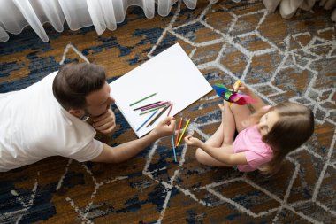 Baba ve kızı evde. Yüksek kalite fotoğraf