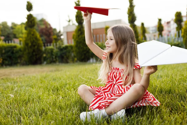 Petite Fille Mignonne Avec Avion Papier Plein Air Photo Haute — Photo