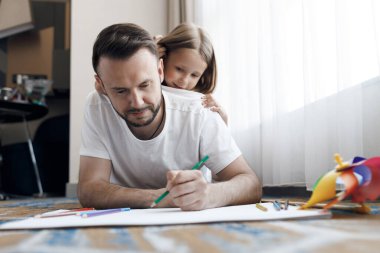 Baba ve kızı evde. Yüksek kalite fotoğraf