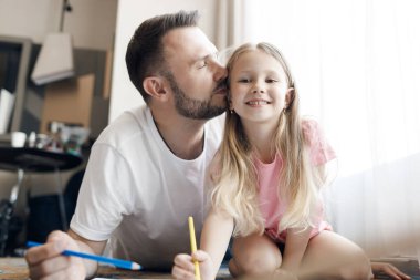 Baba ve kızı evde. Yüksek kalite fotoğraf