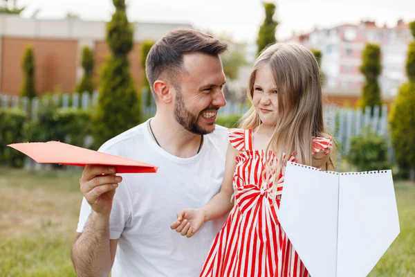 Feliz Padre Hija Con Avión Papel Aire Libre Foto Alta — Foto de Stock