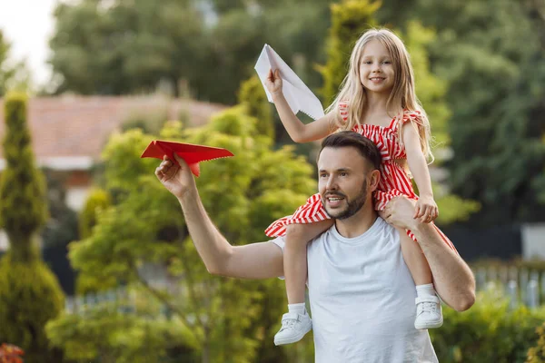 Açık Havada Kağıt Uçakları Olan Mutlu Bir Baba Kız Yüksek — Stok fotoğraf