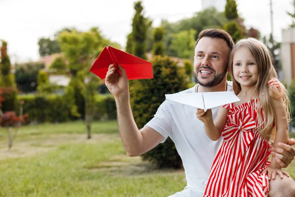 Feliz Padre Hija Con Avión Papel Aire Libre Foto Alta — Foto de Stock