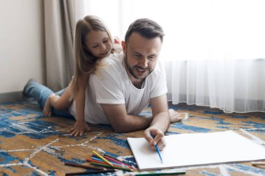 Baba ve kızı evde. Yüksek kalite fotoğraf