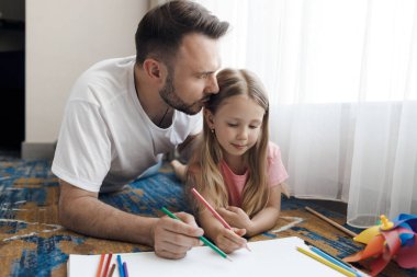 Baba ve kızı evde. Yüksek kalite fotoğraf