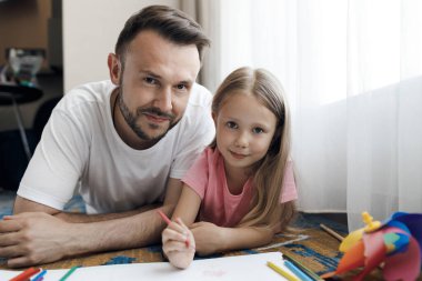 Baba ve kızı evde. Yüksek kalite fotoğraf