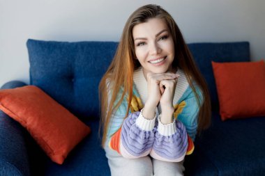 Evdeki rahat giyimli güzel bayan.