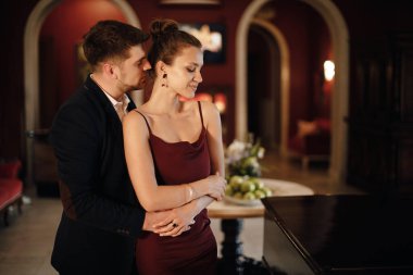 Kapalı alanda zarif bir çift. Yüksek kalite fotoğraf