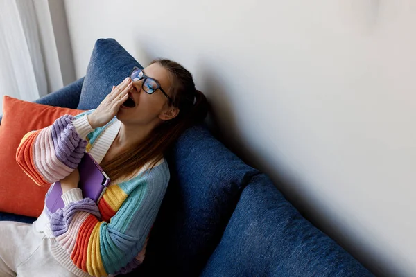 Accountant Vrouw Thuis Gezellige Kleding — Stockfoto