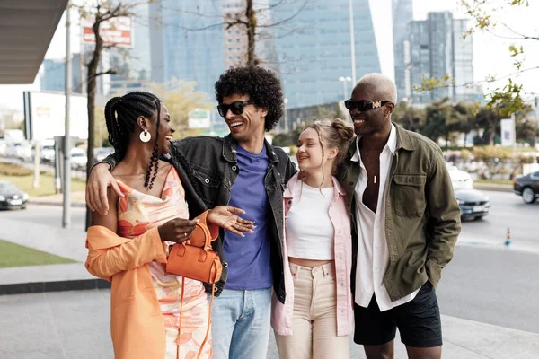 Bir grup uluslararası arkadaş açık havada portre çiziyor. Yüksek kalite fotoğraf