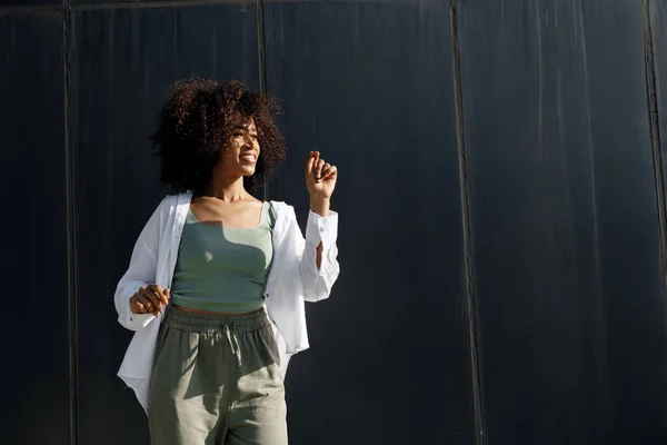 Dancing Smiling Afro Woman Outdoors High Quality Photo — Foto Stock