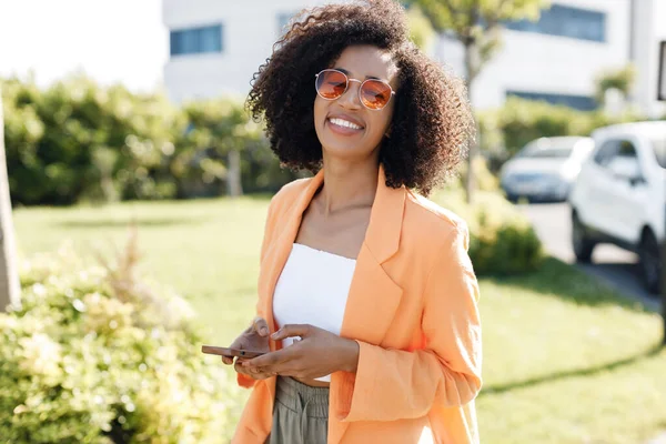 Smiling Afro American Woman Phone Outdoors High Quality Photo — Foto Stock