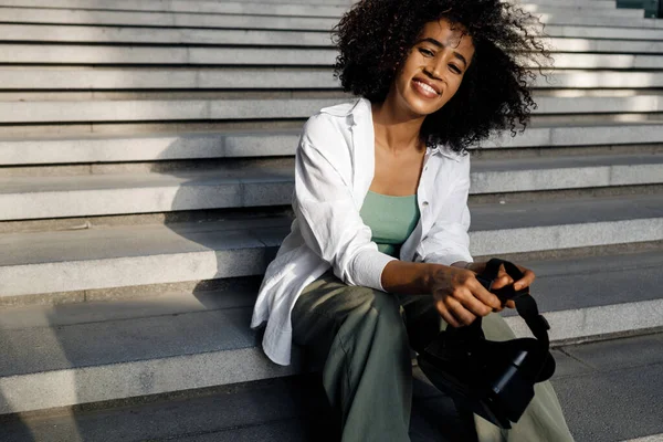 Pretty Young Afro Woman Using Glasses Outdoors High Quality Photo — Foto Stock