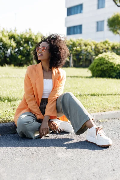 Smiling Afro American Woman Portrait Outdoors High Quality Photo — Foto Stock