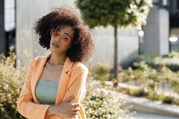 Smiling Afro American Woman Portrait Outdoors High Quality Photo Fotos de stock