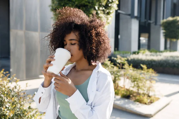 Pretty Young Afro Woman Coffee Outdoors High Quality Photo — 스톡 사진