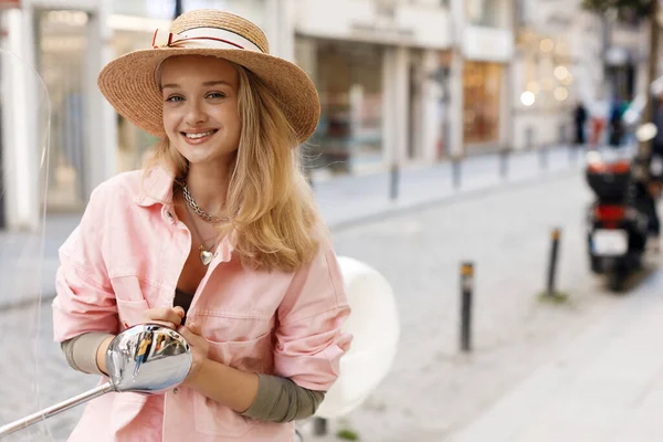 Young Pretty Blond Woman Outdoor High Quality Photo — Foto Stock