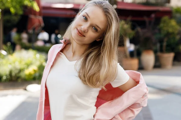 Young Pretty Blond Woman Outdoor High Quality Photo — Stockfoto