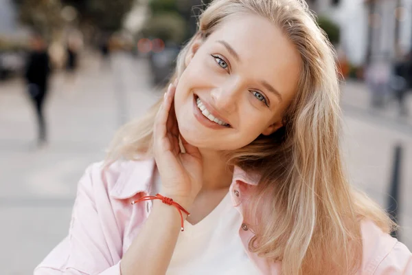 Young Pretty Blond Woman Outdoor High Quality Photo — Stock Fotó