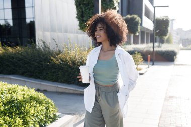 Açık havada kahve içen genç ve güzel bir kadın. Yüksek kaliteli fotoğraf.