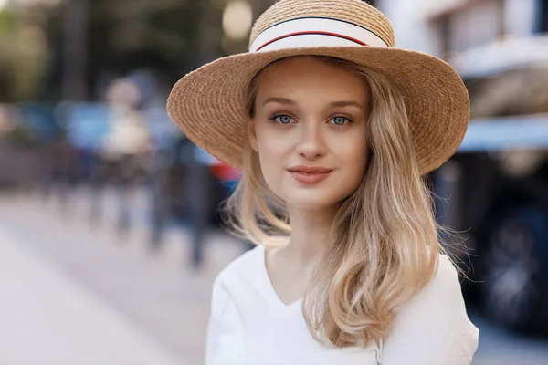 Молодая Красивая Блондинка Улице Высокое Качество Фото — стоковое фото