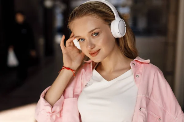 Hermosa Mujer Joven Con Auriculares Aire Libre Foto Alta Calidad —  Fotos de Stock