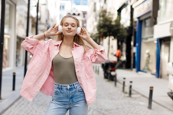 Hermosa Mujer Joven Con Auriculares Aire Libre Foto Alta Calidad —  Fotos de Stock