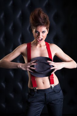 çılgın üstsüz kız çığlık