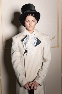 Eski moda erkek giyim kadın