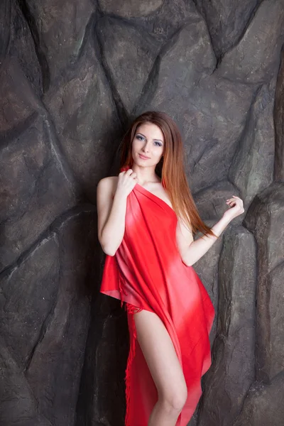 Chica morena joven agradable en vestido rojo —  Fotos de Stock