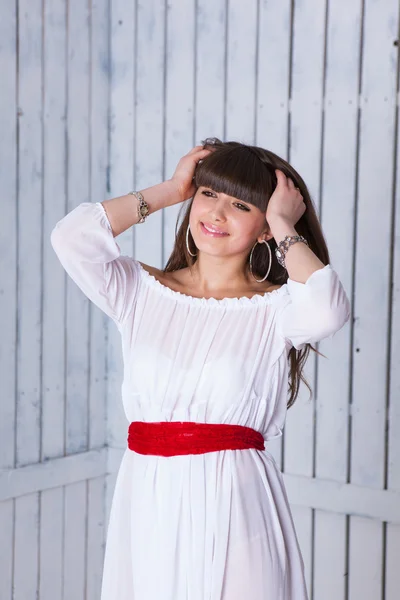 Menina sorrindo jovem sobre fundo de madeira branco — Fotografia de Stock