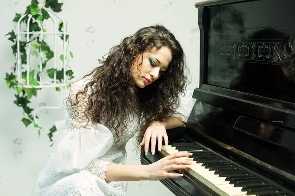 Menina romântica tocando piano — Fotografia de Stock