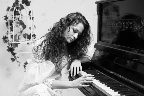Monochroom schot van romantische meisje pianospelen — Stockfoto