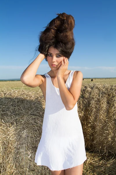 농장 배경 위에 큰 머리를 가진 여자의 초상화 — 스톡 사진
