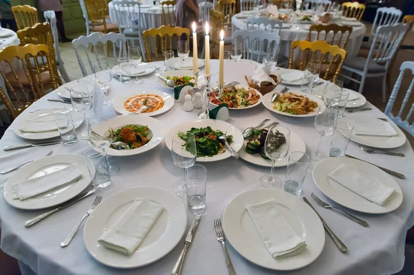 Mesa de comedor redonda — Foto de Stock